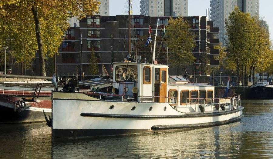 De Oude Maze komt terug van een rondvaart in de Leuvehaven Rotterdam